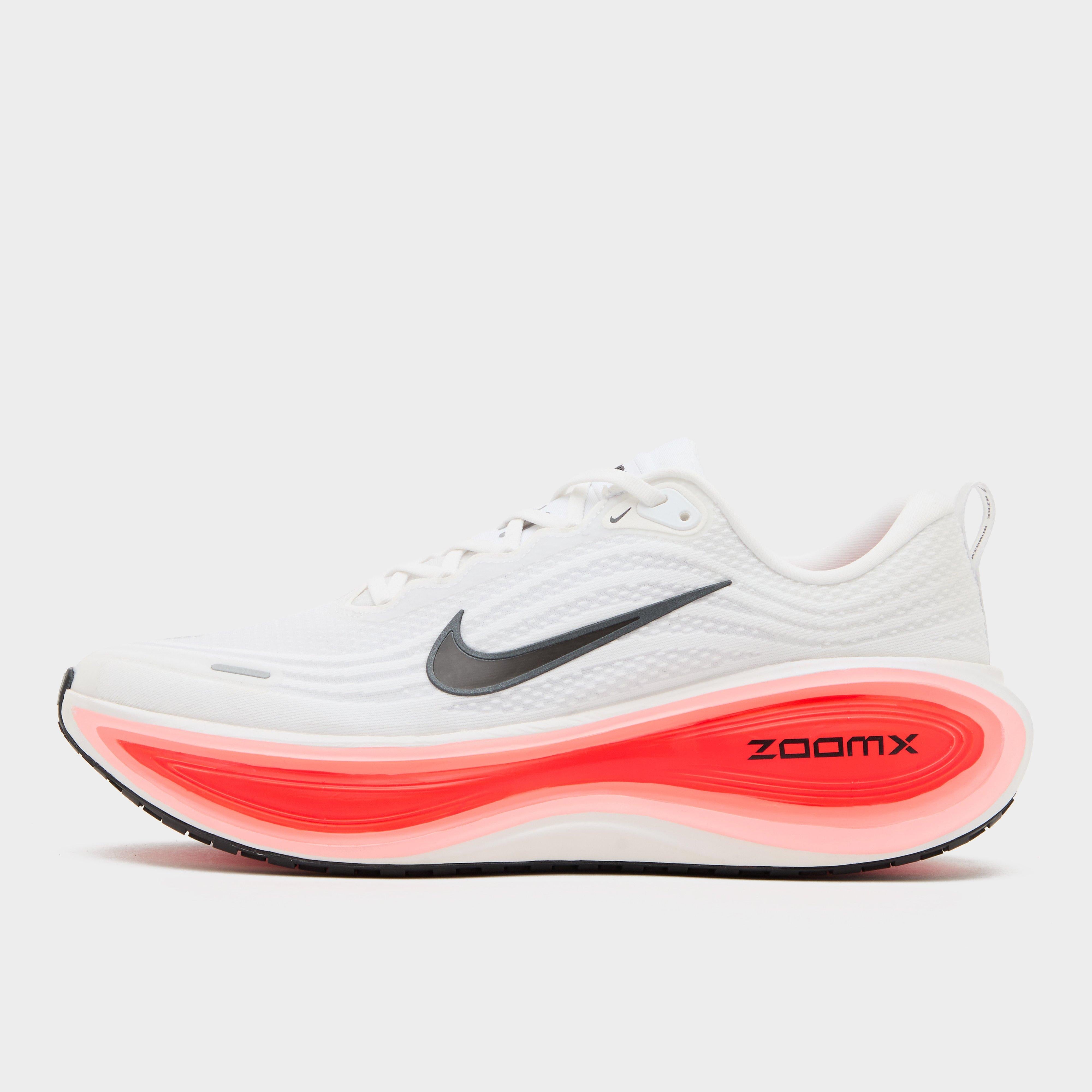 white nike track shoes