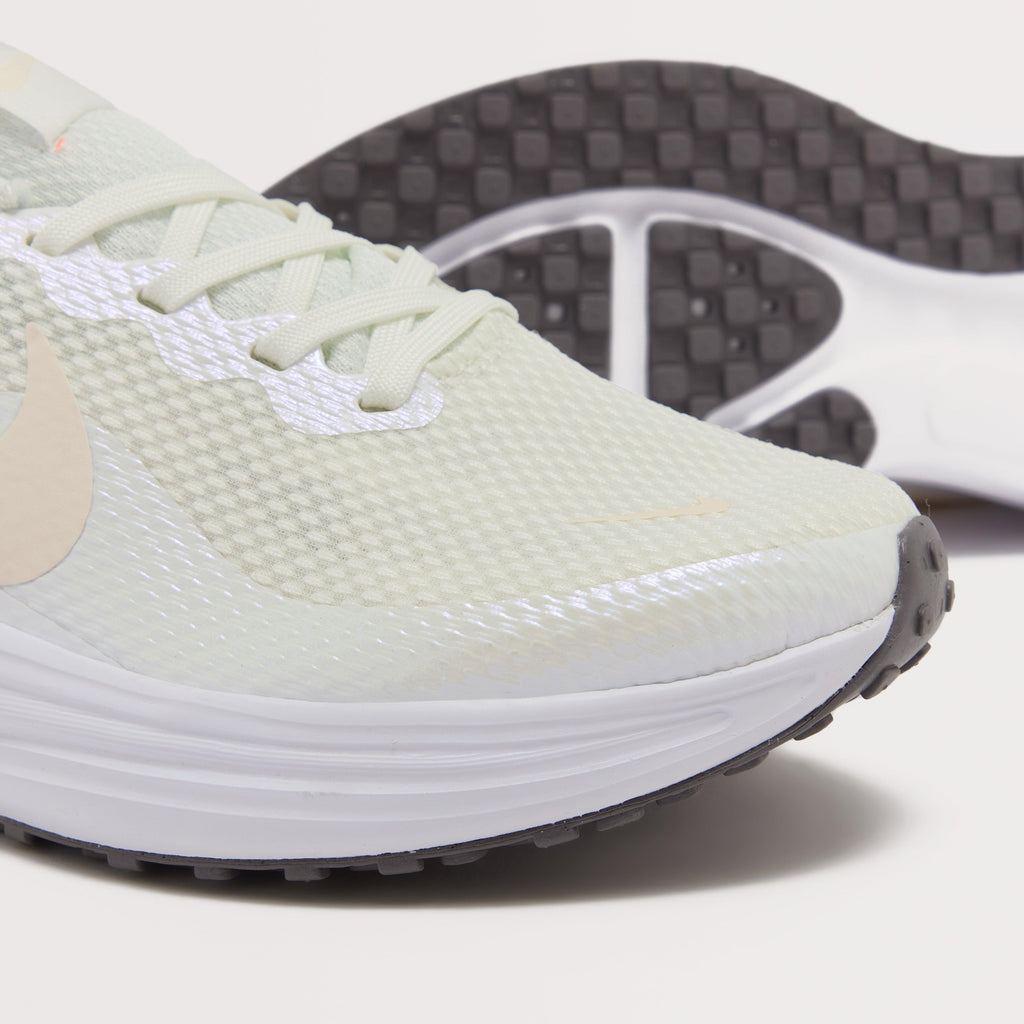 Women's Revolution 8 Road Running Shoes