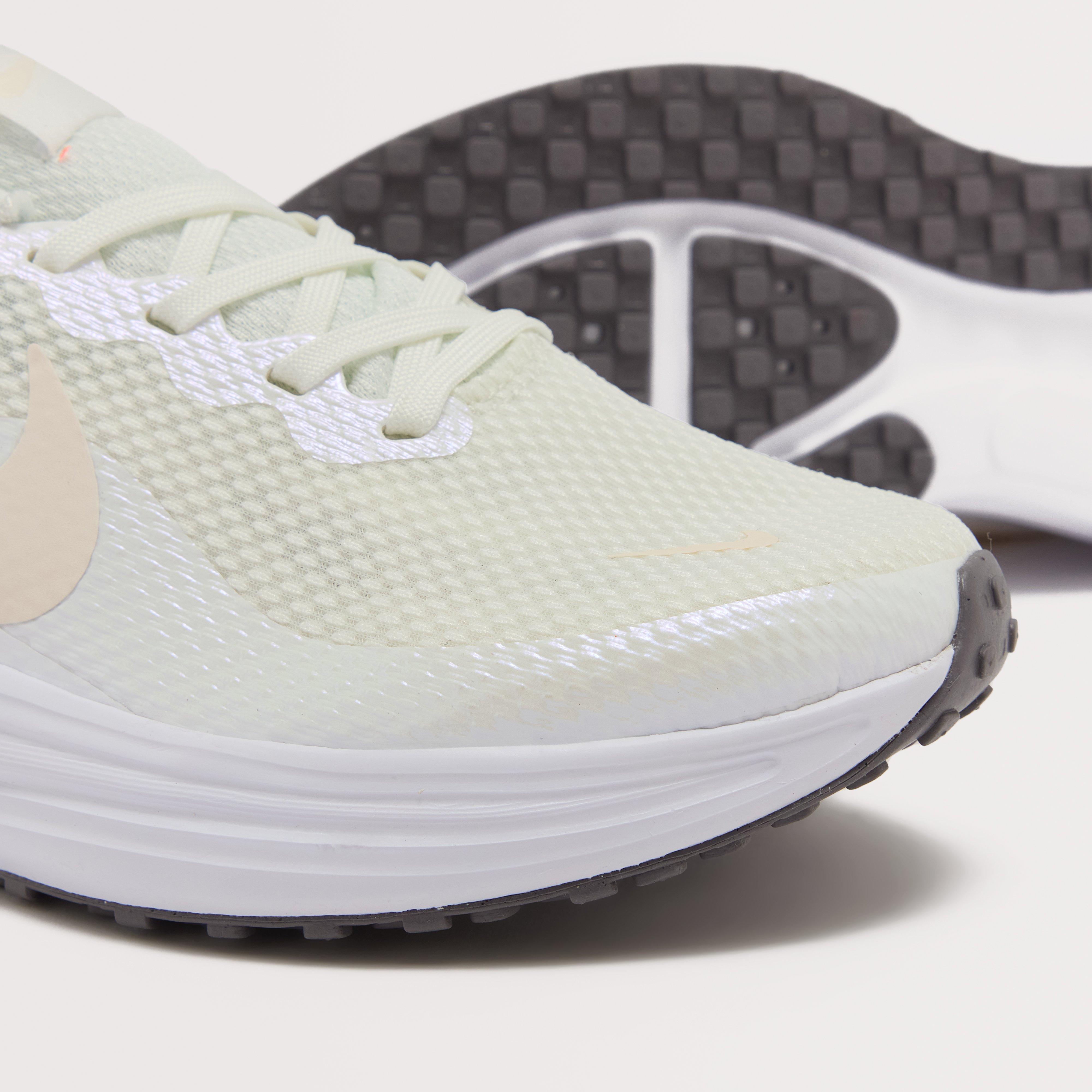 Women's Revolution 8 Road Running Shoes
