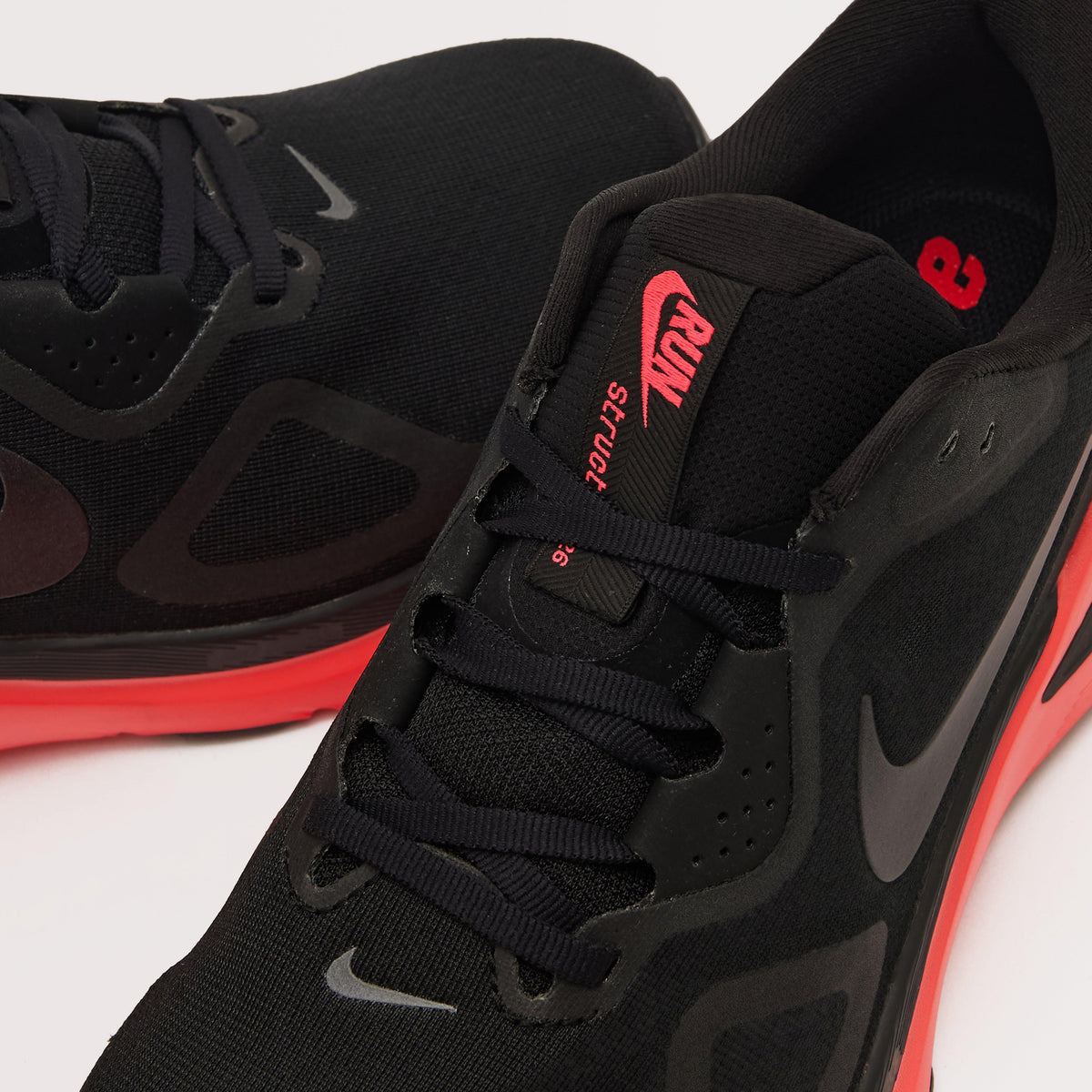 Men’s Structure 26 Running Shoes